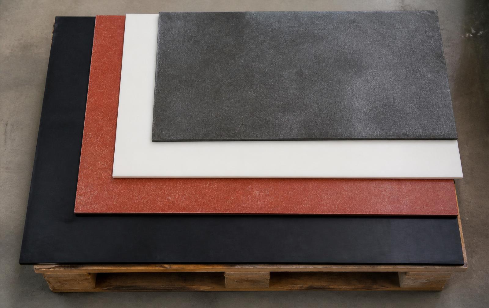 Materialskivor i gummi, aramid, PTFE och grafit staplade i produktionen