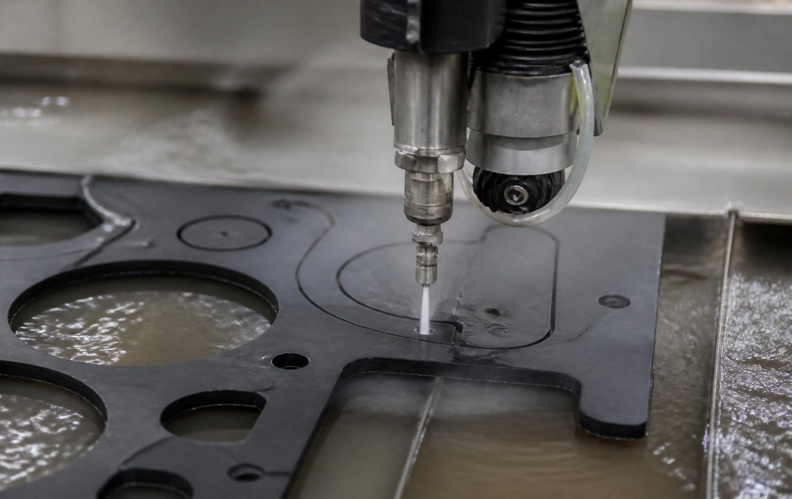 CNC-styrd vattenskärning av gummipackning i Nordic Gaskets produktion i Varberg